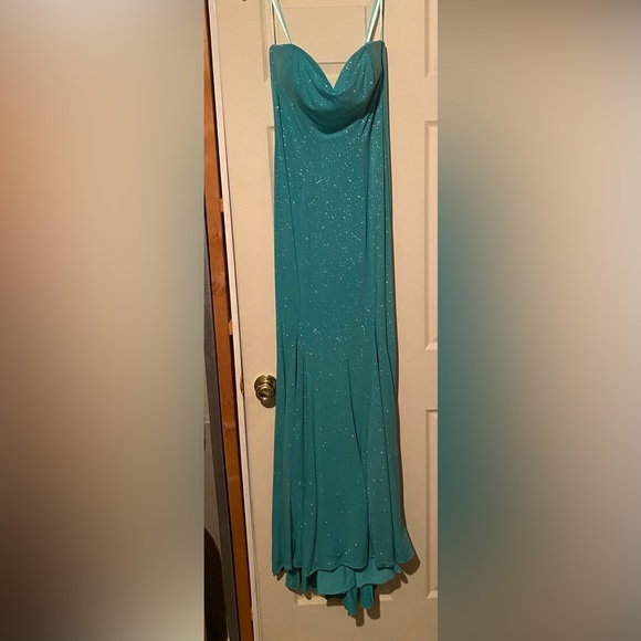 Gown - Picture 4 of 4